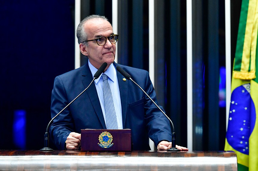 Em discurso, à tribuna, senador Fernando Dueire (MDB-PE).