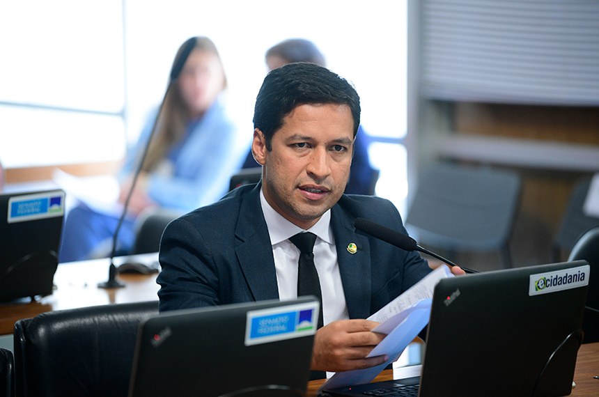 Em pronunciamento, à bancada, relator ad hoc do PDL 553/2019,  senador Rodrigo Cunha (União-AL).