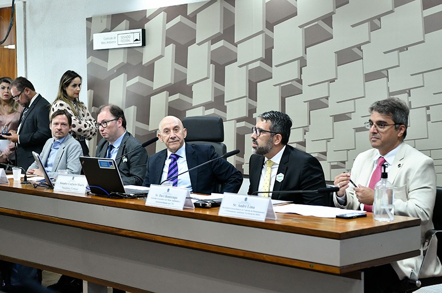 Mesa: 
coordenador de Política Pública do WWF Brasil, Raul Valle;
assessor jurídico da Organização das Cooperativas Brasileiras (OCB), Leonardo Papp;
presidente eventual da CMA, senador Confúcio Moura (MDB-RO);
gerente-executivo de Meio Ambiente e Sustentabilidade da Confederação Nacional da Indústria (CNI), Davi Bomtempo;
secretário extraordinário de Controle do Desmatamento e Ordenamento Ambiental (MMA), André Lima.