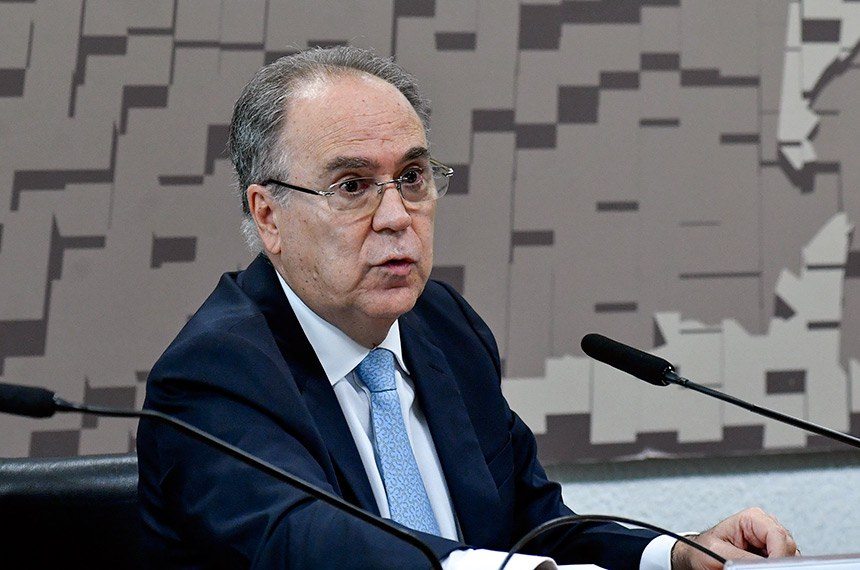 À mesa, em pronunciamento, indicado para exercer o cargo de Embaixador do Brasil junto ao Reino dos Países Baixo, Fernando Simas Magalhães.