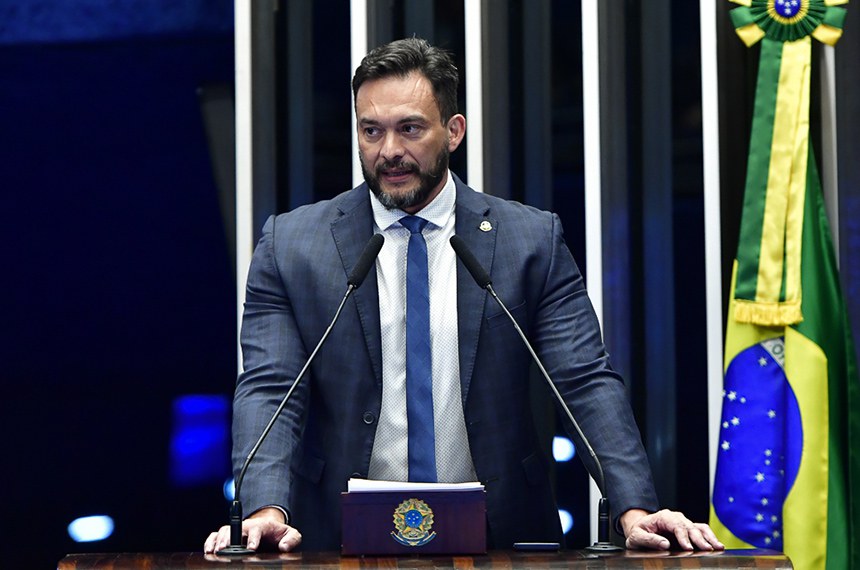 À tribuna, em discurso, senador Styvenson Valentim (Podemos-RN). 