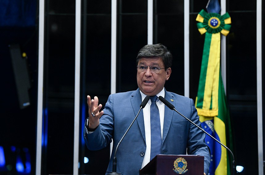À tribuna, em discurso, senador Carlos Viana (Podemos-MG). 