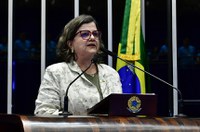 Teresa Leitão defende projeto que equipara salários de homens e mulheres