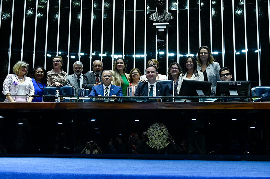 Participam: 
presidente do Senado Federal, senador Rodrigo Pacheco (PSD-MG); 
secretário-geral da Mesa do Senado Federal, Gustavo A. Sabóia Vieira;
senadora Eliziane Gama (PSD-MA); 
senador Chico Rodrigues (PSB-RR);
ministra das Mulheres, Cida Gonçalves;
senadora Jussara Lima (PSD-PI);
enadora Augusta Brito (PT-CE); 
senador Paulo Paim (PT-RS); 
senador Humberto Costa (PT-PE);
senadora Leila Barros (PDT-DF); 
relatora do PL 1085/2023, senadora Teresa Leitão (PT-PE).