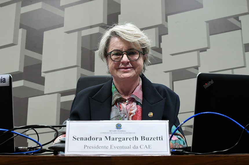 À mesa, presidente eventual da CAE e requerente desta audiência, senadora Margareth Buzetti (PP-MT).