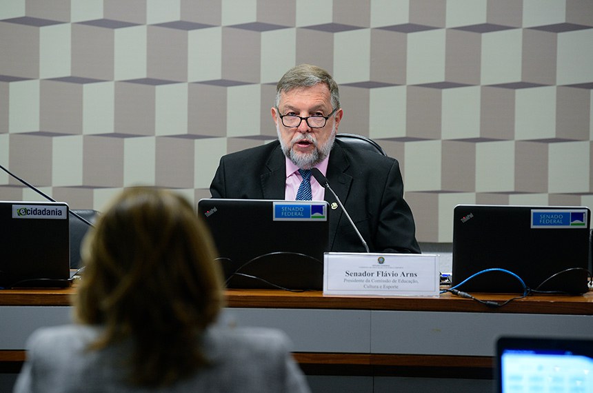 À bancada, relatora do PL 1.825/2022, senadora Leila Barros (PDT-DF).