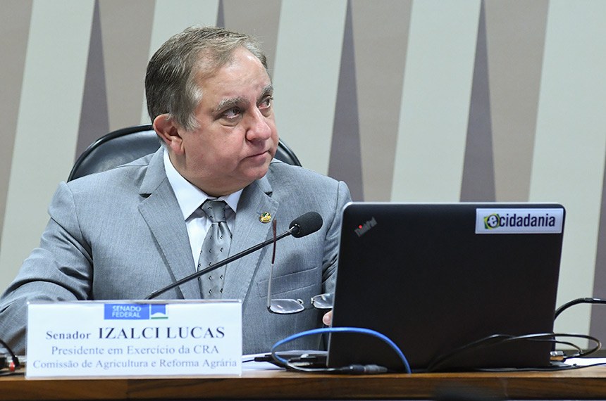 À mesa, presidente em exercício da CRA, senador Izalci Lucas (PSDB-DF), conduz audiência.