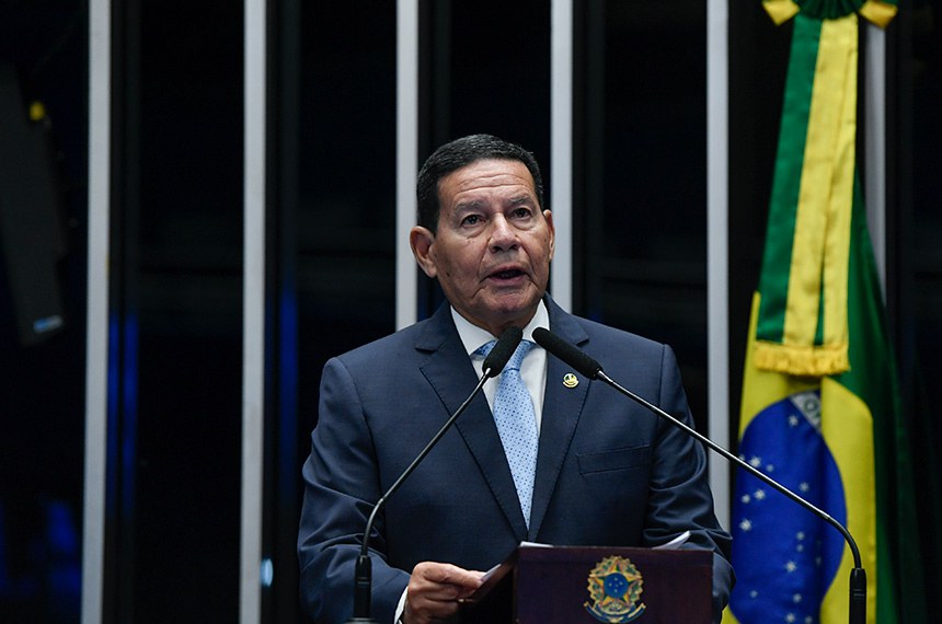 Em discurso, à bancada, senador Hamilton Mourão (Republicanos-RS).