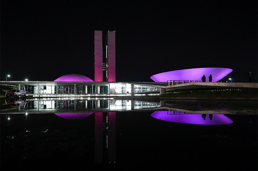 Ao longo do mês, também estão programados exposição fotográfica de mulheres mastectomizadas, campanhas de doação de lenços e de cortes de cabelo, promoção de mamografias gratuitas, projeção de frases de conscientização sobre o câncer de mama e audiências públicas.