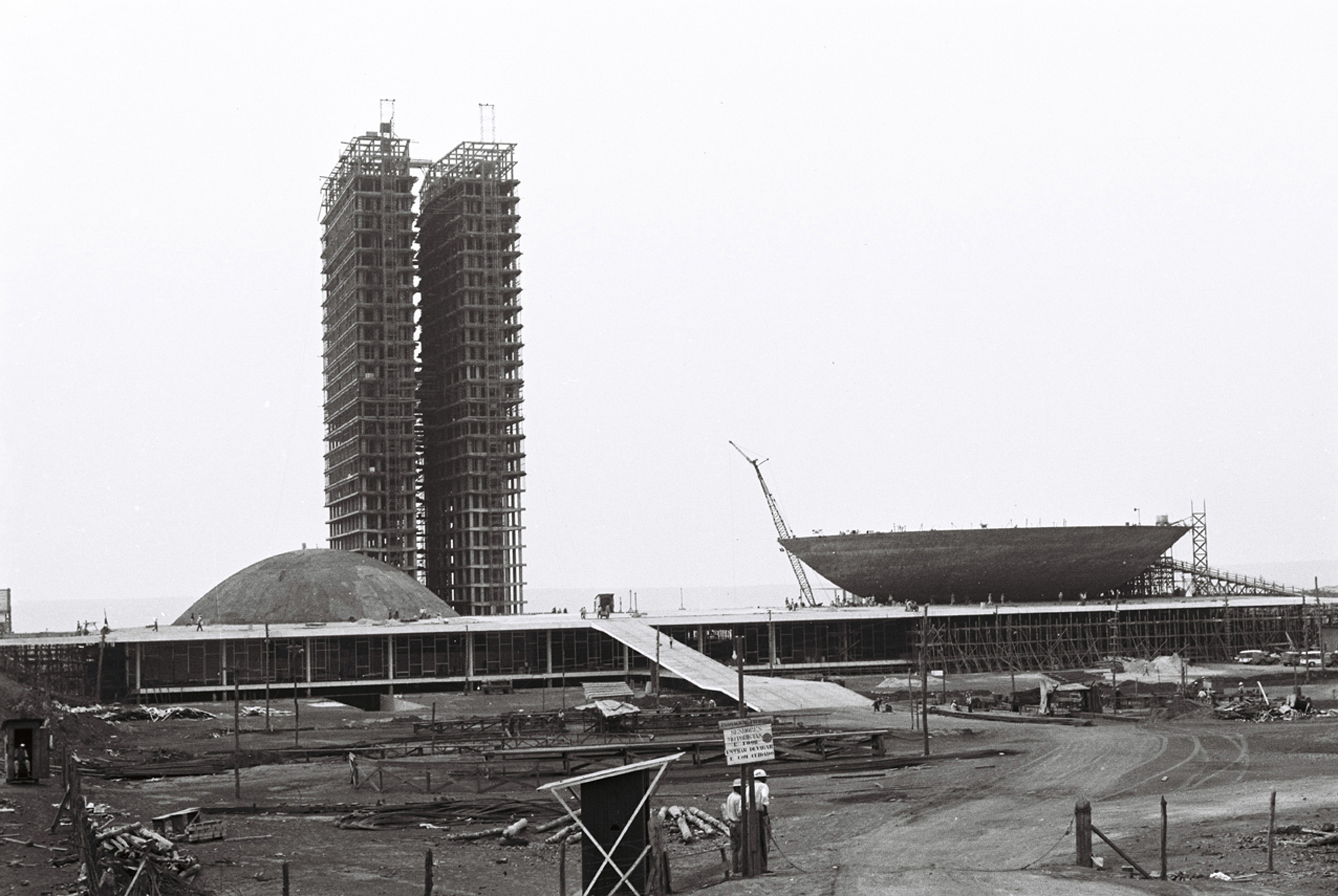 Construção do Palácio do Congresso Nacional, uma das grandes obras projetadas por Niemeyer em Brasília