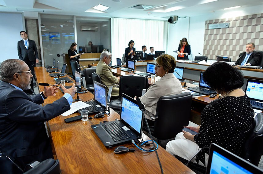 Em pronunciamento, à bancada, senador Paulo Paim (PT-RS).