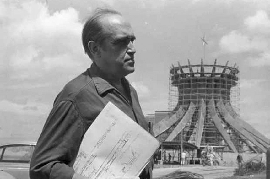 O arquiteto Oscar Niemeyer em frente à obra da Catedral de Brasília