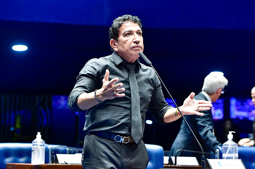 Em pronunciamento, à bancada, senador Magno Malta (PL-ES).