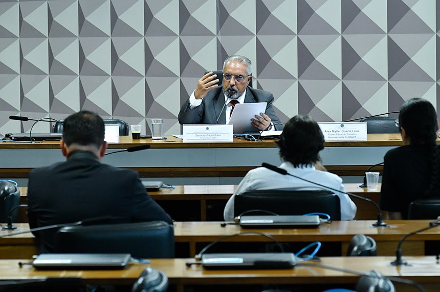 Mesa: 
presidente da CDH, senador Paulo Paim (PT-RS), em pronunciamento.