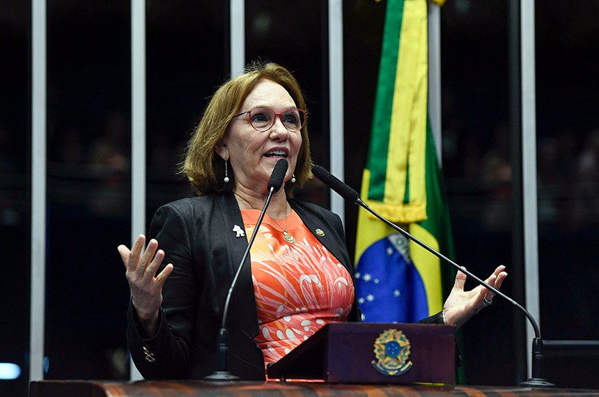 À tribuna, em discurso, senadora Zenaide Maia (PSD-RN). 