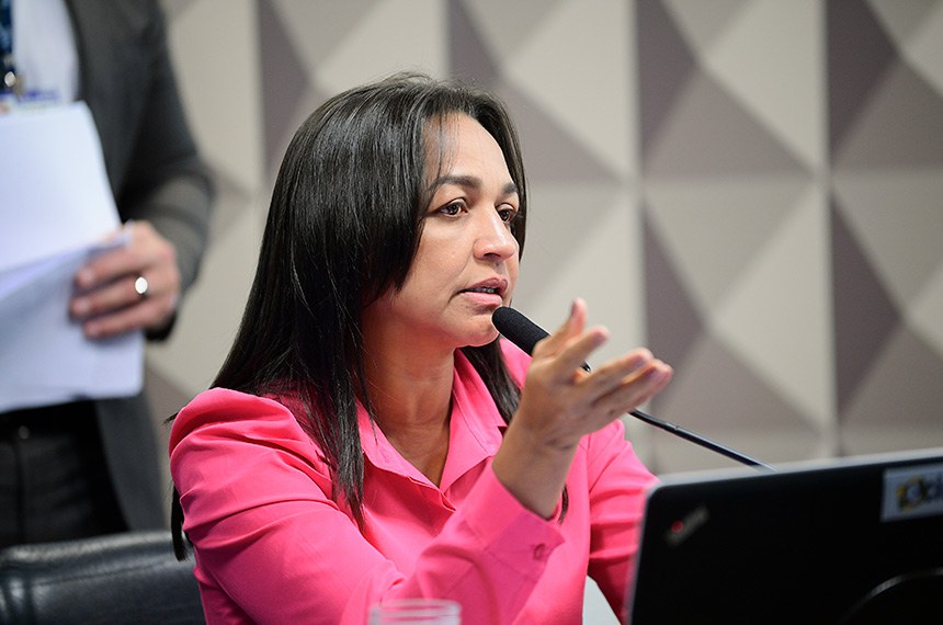 A CPMI é formada por 16 senadores e 16 deputados federais titulares, com igual número de suplentes de cada Casa e vai investigar a invasão e depredação das sedes dos Três Poderes em Brasília. 
 
Mesa:
relator da CPMI do 8 de Janeiro, senadora Eliziane Gama (PSD-MA), em pronunciamento.