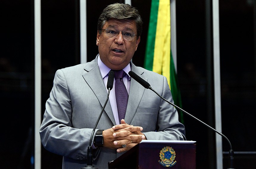 À tribuna, em discurso, senador Carlos Viana (Podemos-MG). 