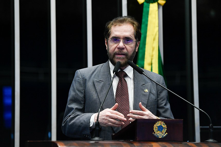 Em discurso, à tribuna, senador Plínio Valério (PSDB-AM).