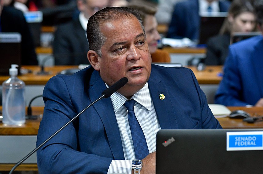 Em pronunciamento, à bancada, senador Eduardo Gomes (PL-TO).