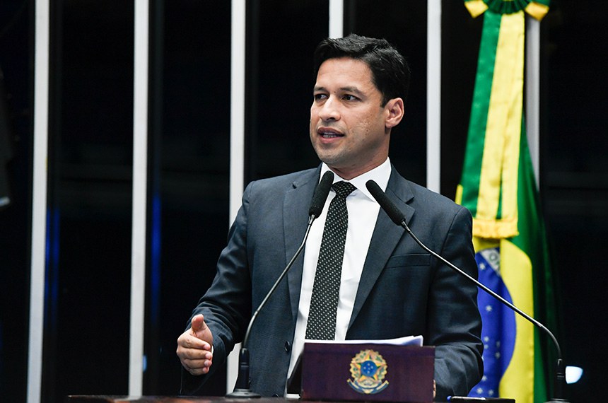 Em discurso, à tribuna, senador Rodrigo Cunha (União-AL).