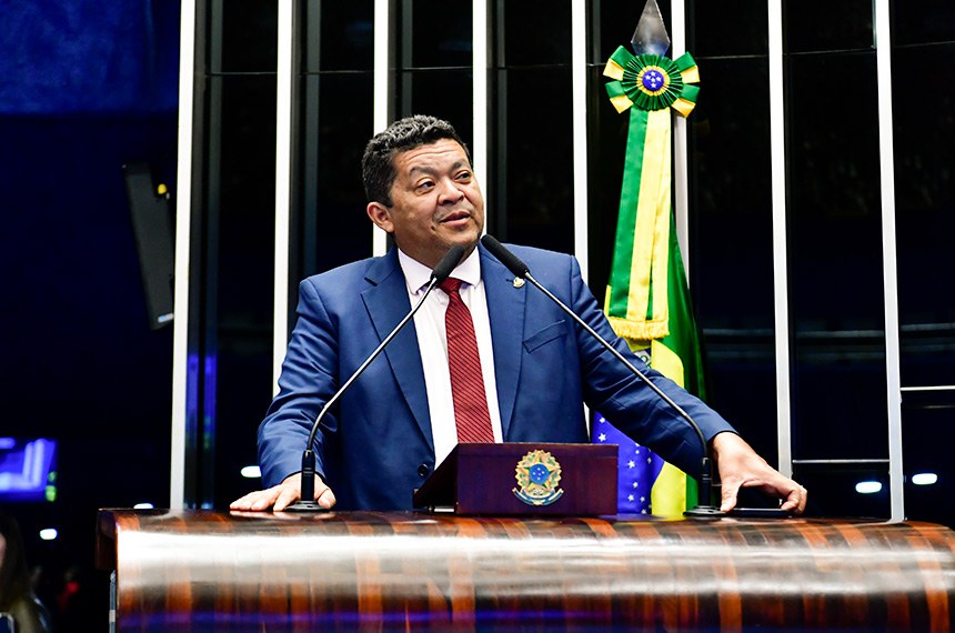 Em discurso, à tribuna, senador Beto Faro (PT-PA).