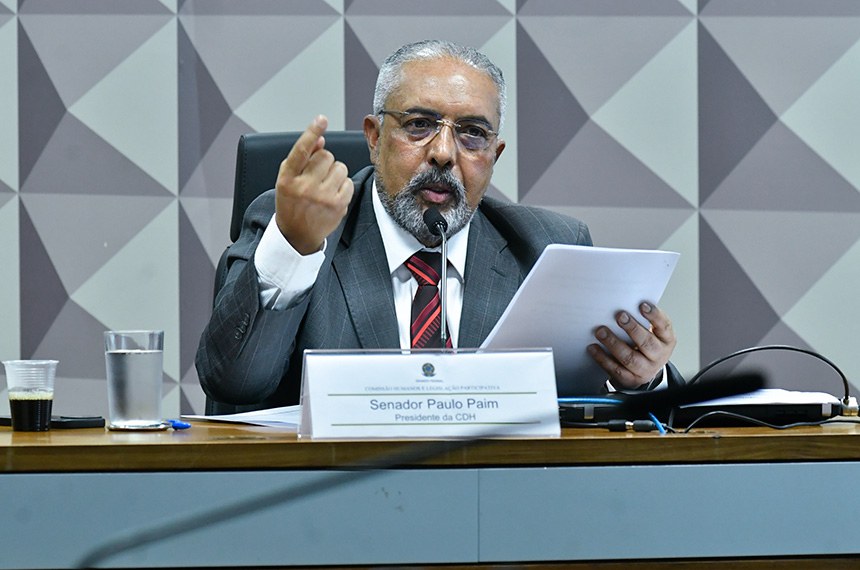 Mesa: 
presidente da CDH, senador Paulo Paim (PT-RS), em pronunciamento.