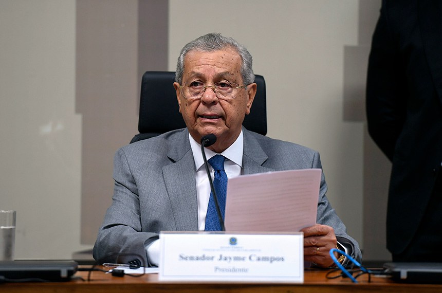 À mesa, presidente do Conselho de Ética, senador Jayme Campos (União-MT), conduz reunião.