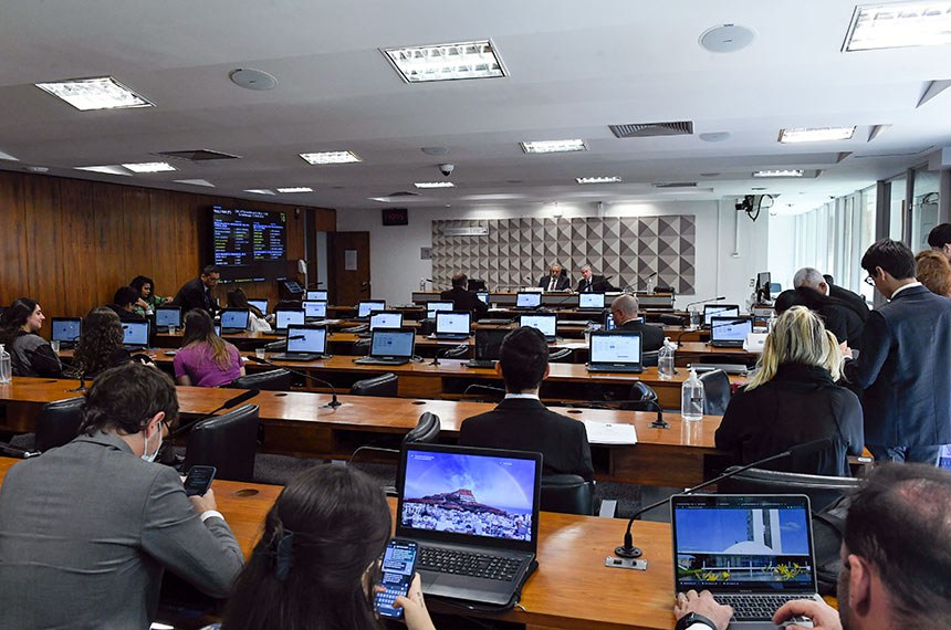 À mesa, presidente da CDH, senador Paulo Paim (PT-RS), conduz reunião.