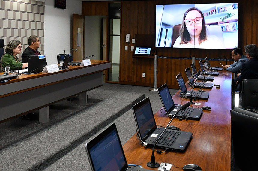 Mesa:
presidente da CEENSINO, senadora Teresa Leitão (PT-PE).
coordenador da Secretaria de Finanças (Contee), Rodrigo de Paula.
