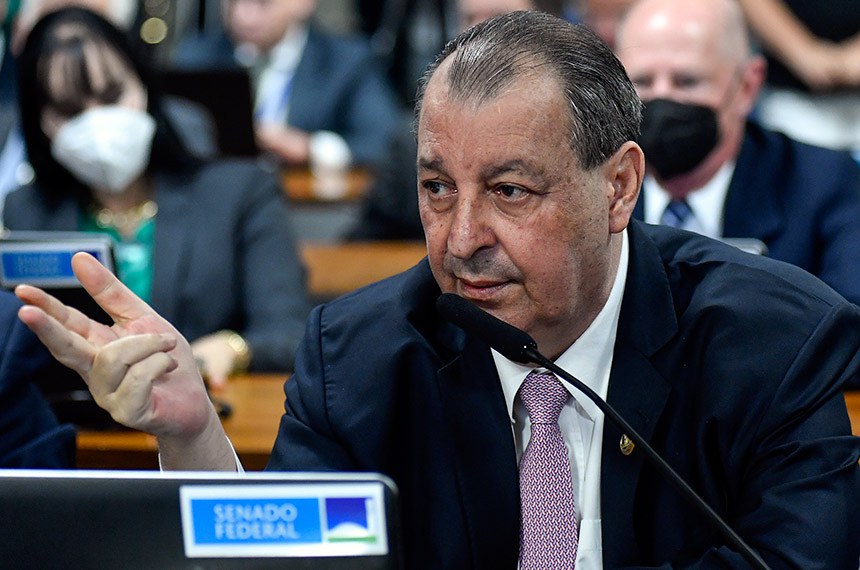 Em pronunciamento, à bancada, senador Omar Aziz (PSD-AM).