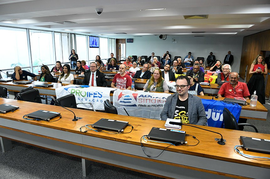 À bancada, faixa da Federação de Sindicatos de Professores e Professoras de Instituições Federais de Ensino Superior e de Ensino Básico Técnico e Tecnológico (Proifes Federação), e da Associação dos Docentes das Universidades Federais de Goiás (Adufg Sindicato).