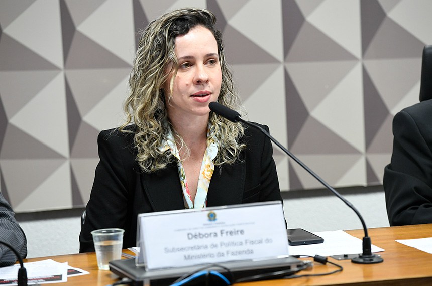 À mesa, em pronunciamento, subsecretária de Política Fiscal do Ministério da Fazenda, Débora Freire.
