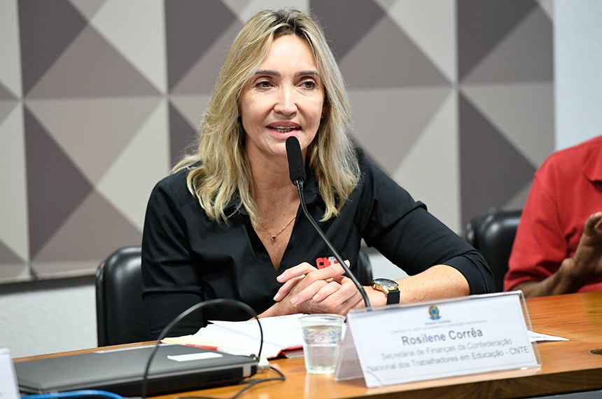 À mesa, em pronunciamento, secretária de Finanças da Confederação Nacional dos Trabalhadores em Educação (CNTE), Rosilene Corrêa.