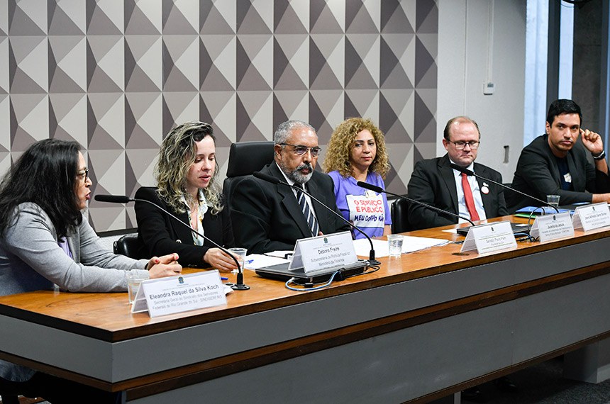 Mesa: 
secretária-geral do Sindicato dos Servidores Federais do Rio Grande do Sul (Sindiserf/RS), Eleandra Raquel da Silva Koch;
subsecretária de Política Fiscal do Ministério da Fazenda, Débora Freire;
presidente da CDH, senador Paulo Paim (PT-RS); 
presidente da Confederação dos Trabalhadores no Serviço Público Municipal (Confetam), Jucelia de Jesus;
membro do Conselho deliberativo do PROIFES-Federação, Jairo Alfredo Genz Bolter;
presidente do Sindicato dos Professores de Paulista (Sinprop) e da Frente Norte e Nordeste pela Educação, Gilberto Sabino.