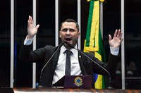 Cleitinho critica projeto que pune 'discriminação de políticos'