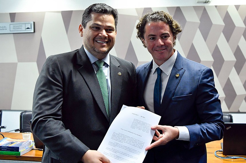 Presidente da CCJ, senador Davi Alcolumbre (União-AP) e senador Veneziano Vital do Rêgo (MDB-PB) exibem relatório MSF 14/2023.