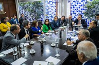 Fundeb e Fundo Constitucional do DF não entrarão no arcabouço, diz Omar