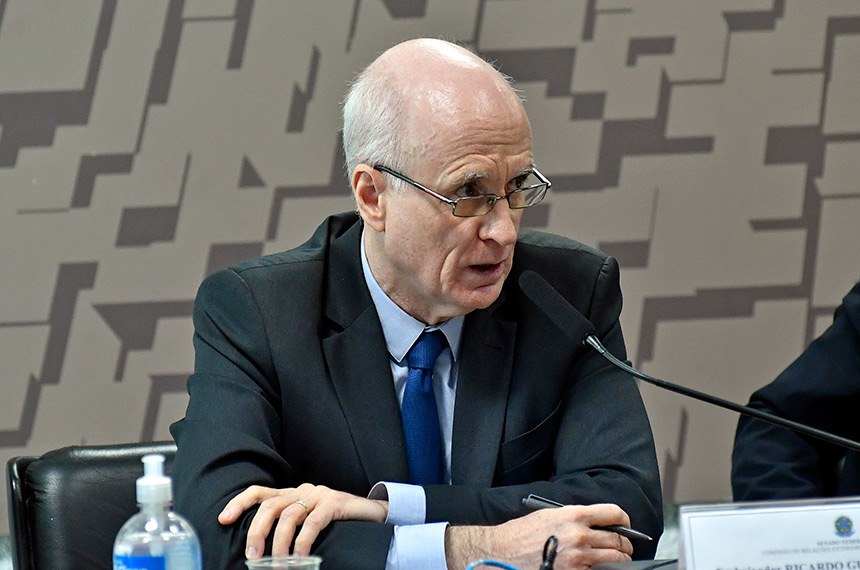 Mesa (E/D): 
indicado para exercer o cargo de embaixador do Brasil junto à Romênia, Ricardo Guerra de Araújo (MSF 25/2023), em pronunciamento.