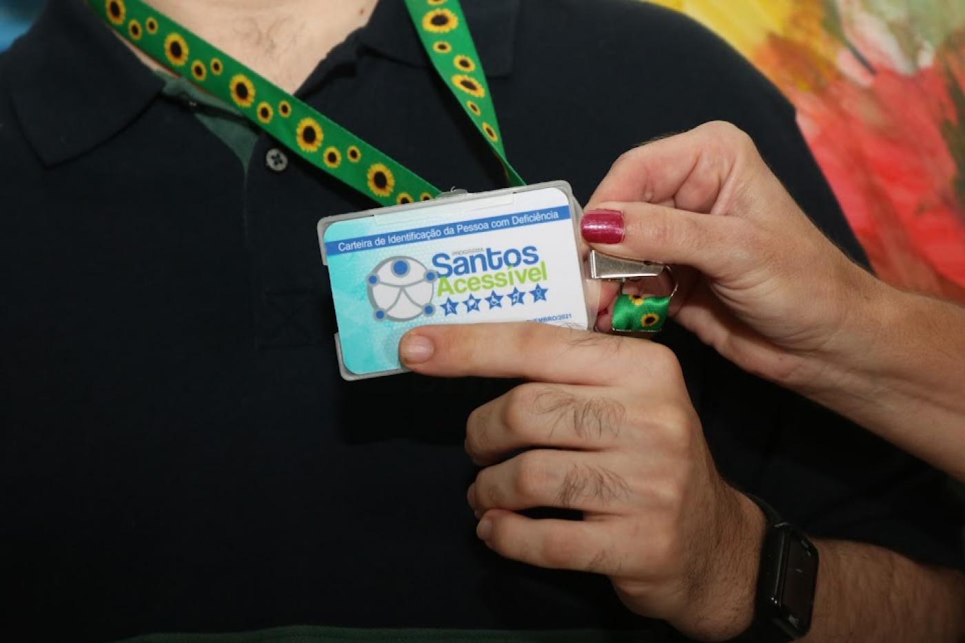 A fita com desenhos de girassóis já é usada como símbolo para deficiências ocultas em alguns municípios - Foto: Prefeitura de Santos