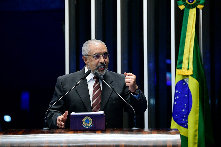 Em discurso, à tribuna, senador Paulo Paim (PT-RS).