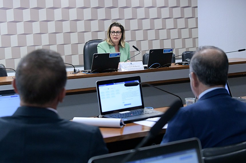 À mesa, presidente da CMA, senadora Leila Barros (PDT-DF), em pronunciamento.