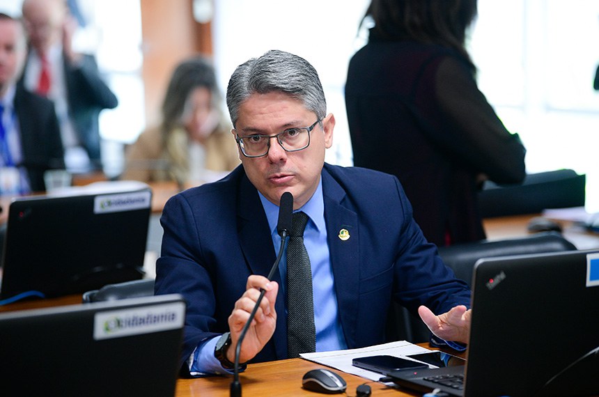 Em pronunciamento, à bancada, senador Alessandro Vieira (PSDB-SE).