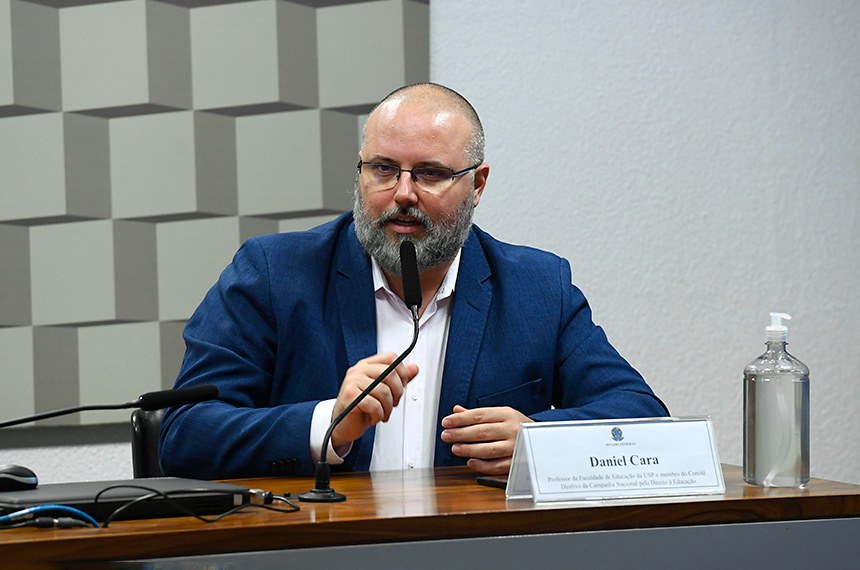 Em pronunciamento, à mesa, professor da Faculdade de Educação da USP e membro do Comitê Diretivo da Campanha Nacional pelo Direito à Educação, Daniel Cara.