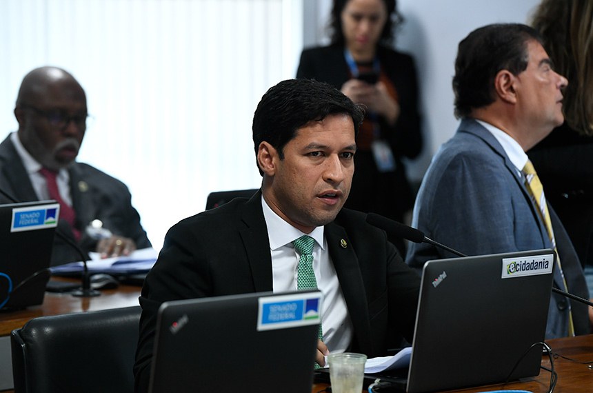 À bancada, em pronunciamento, senador Rodrigo Cunha (Podemos-AL).
