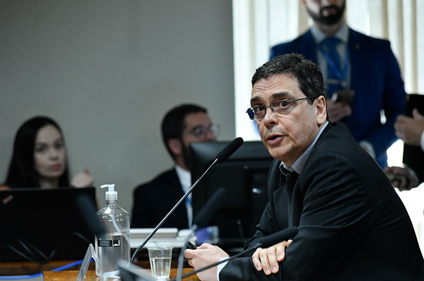 À mesa, professor do Instituto de Ensino e Pesquisa (Insper), Marcos José Mendes em pronunciamento.