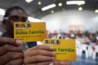 Recriação do Bolsa Família vira lei