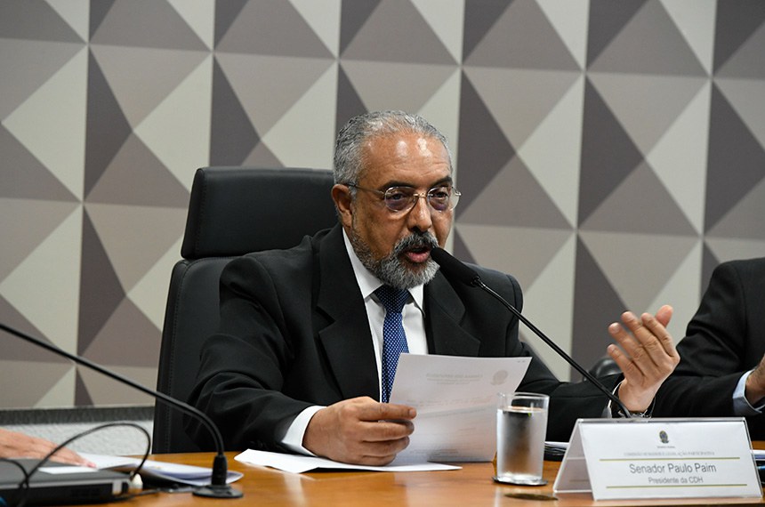 À mesa:
presidente da CDH, senador Paulo Paim (PT-RS), conduz reunião.