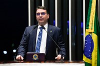 Flávio Bolsonaro manifesta satisfação com depoimento de Silvinei na CPMI
