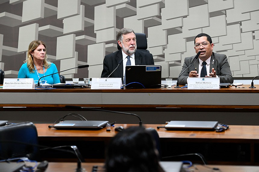Mesa: 
coordenadora-geral do Centro Educacional da Audição e Linguagem - Ludovico Pavoni (Ceal-LP), Maria Inês Correia Serra Vieira;
presidente eventual da CDH, senador Flávio Arns (PSB-PR);
diretor-presidente do Movimento Orgulho Autista Brasil  (Moab) e presidente da Comissão de Direitos Humanos da OAB Ceilândia-DF, Edilson Barbosa - em pronunciamento.