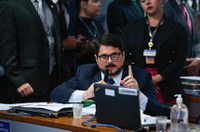 Marcos do Val anuncia licença e deve ser substituído na CPMI